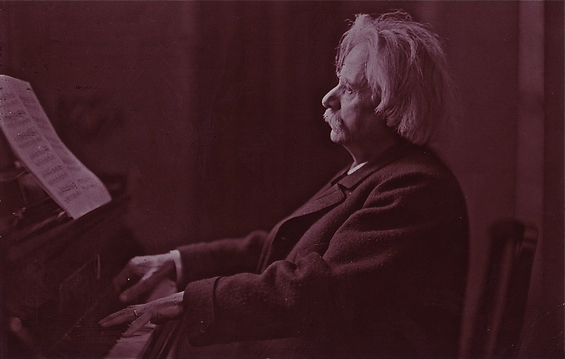 Edvard_Grieg_with_grand_piano,_c._1900